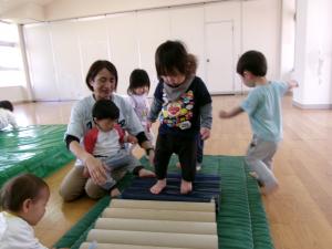ぽっぽルームでサーキットをしている