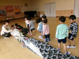 こいのぼりの中に入る順番を待っています