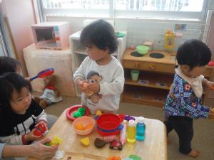1歳児　ままごとでお料理