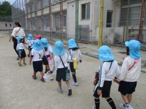 学校に到着　間をあけないように歩きます