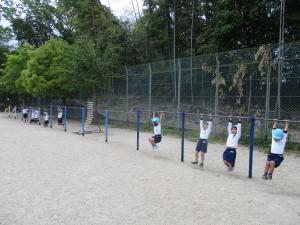 鉄棒ぶら下がり　10秒耐えられるかな