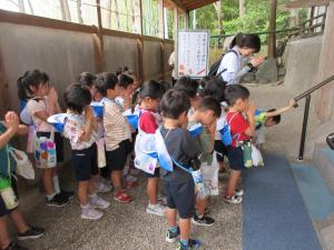 神社でお参り