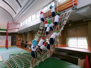 ロープ登りに挑戦