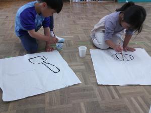 墨汁で絵を描く5歳児