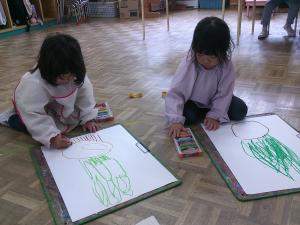 クレパスでたまねぎの絵を描いている4歳児