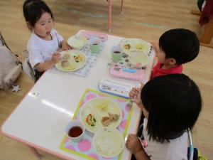 給食を食べています
