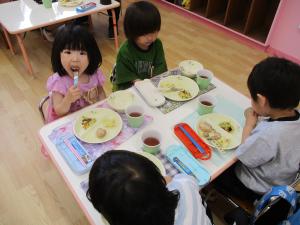 給食食べてるよ