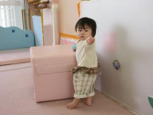 つかまり立ちしているよ