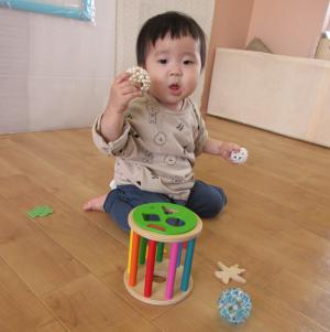鈴の鳴る玩具で遊んでいるよ
