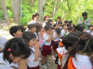 平和の鐘の音を聞き、合掌しています