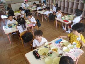 みかん組　給食を食べています