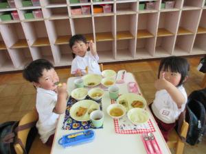 いちご組　給食を食べています