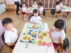 いちご組　給食を食べています