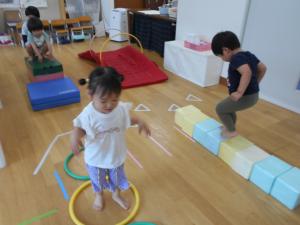 お部屋の中でサーキット遊びをしています