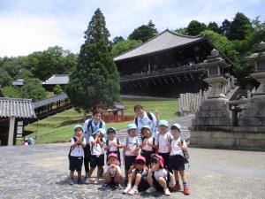 二月堂の前で