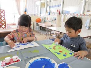 ２人がスタンプを押すのを楽しんでいます。