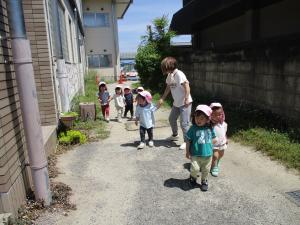 子ども達が手をつないで歩いています。