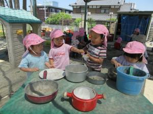 ４人の子どもが砂場で遊んでいます。