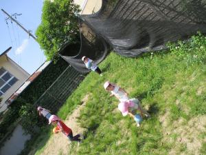 子ども達がボール遊びをしています。