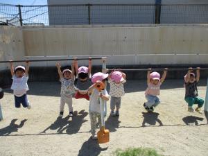 子ども達が鉄棒をします。