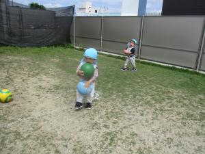 ボール遊びをしています。