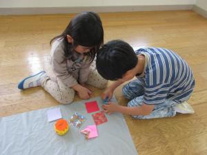 5歳児折り紙の折り方を教え合う様子