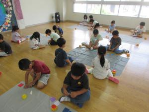 5歳児折り紙をする様子