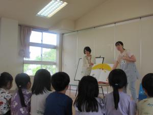 5歳児読み聞かせを聞く様子