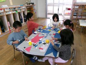 5歳児鯉のぼりの製作の様子