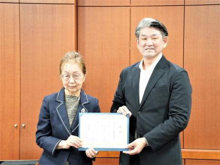 ひとり親家庭支援への寄付にかかる寄贈式