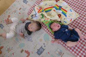 寝転んでいる0歳児