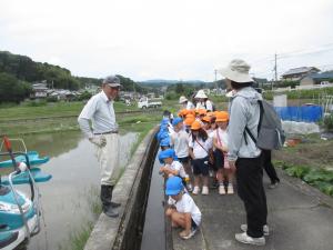 地域の方に挨拶しています