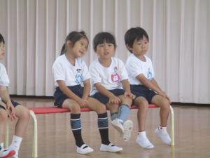 肩を揺らしながら
