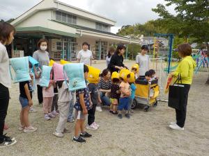 園庭に避難した子ども達
