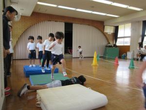お兄ちゃんの上をジャンプ