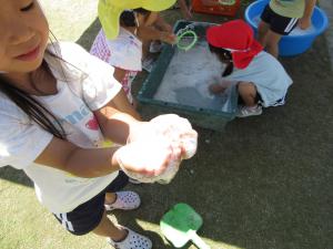 手で泡を作って遊んでいます