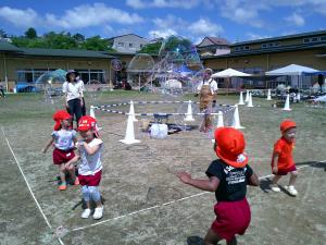 ３歳児がシャボン玉遊びを楽しんでいます
