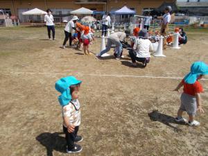 シャボン玉を見ている1歳児