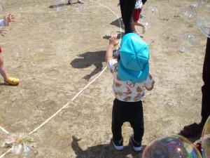 手を伸ばす１歳児