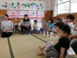 お話をみる乳児クラスの子ども達