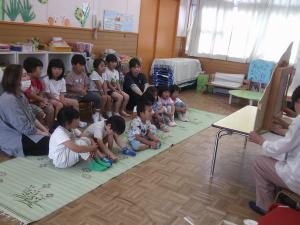 紙芝居を見る子ども達