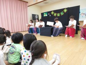 絵本、サイモンはねこであるを見ています