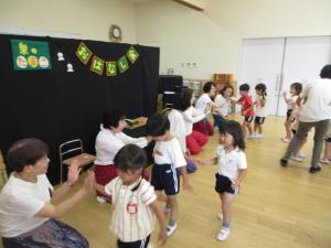 ばら組　泉のたまごさんとタッチをしています