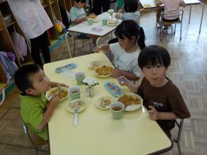 カレーを食べる3歳児