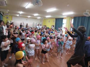 体操をする3.4.5歳児