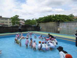 ５歳児がプールで遊んでいる