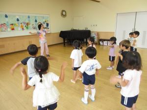 講師の先生の話を聞いています