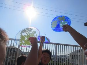 5歳児傘の製作で光を透かして楽しむ様子