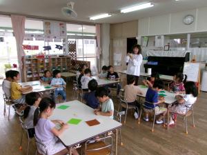 ５歳児カエルの折り紙を楽しむ様子