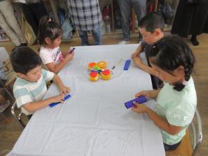 5歳児参観で製作をする様子